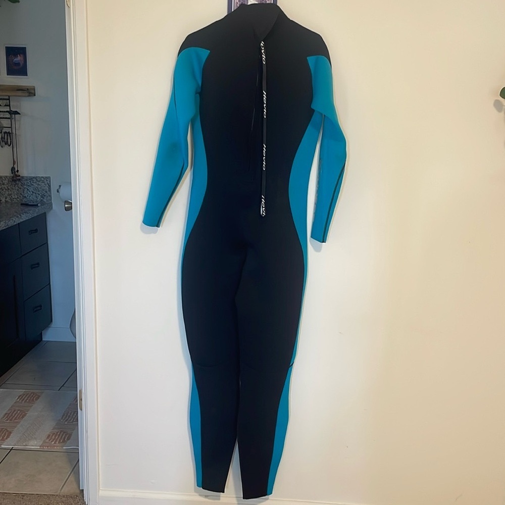 Women’s XXL wetsuit!! Brand new- used once. 3mm